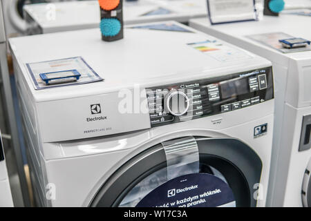 Lodz, Pologne, en juillet 2018 à l'intérieur de Saturne magasin électronique, de sèche-linge Electrolux lave-linge sur l'affichage pour la vente, produit par Electrolux, Banque D'Images