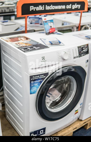 Lodz, Pologne, en juillet 2018 à l'intérieur de Saturne magasin électronique, de sèche-linge Electrolux lave-linge sur l'affichage pour la vente, produit par Electrolux, Banque D'Images