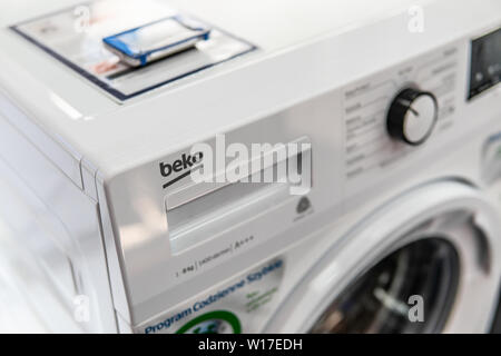 Lodz, Pologne, en juillet 2018 à l'intérieur de Saturne magasin électronique, Beko lave-linge sur l'affichage, produit par Beko, de marque turque Arcelik Banque D'Images