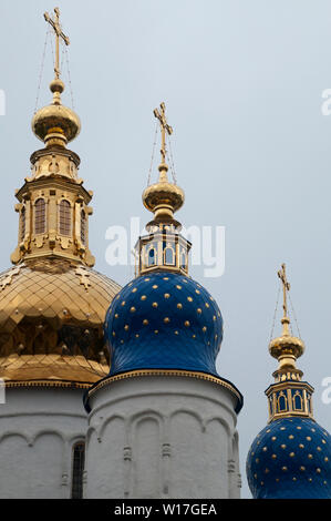 Tobolsk la Russie, St Sophia Cathédrale de l'assomption dômes avec détails dorés ornés Banque D'Images