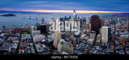 Vue aérienne de l'horizon de San Francisco au lever du soleil, Californie, USA Banque D'Images