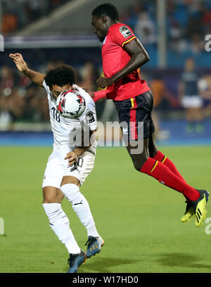 Le Caire, Égypte. 30 Juin, 2019. Mohamed Salah Mahrous Ghaly (L) de l'Égypte est en concurrence au cours de la coupe d'Afrique des Nations 2019 group un match entre l'Egypte et l'Ouganda au Caire, Égypte, le 30 juin 2019. L'Egypte a gagné 2-0. Credit : Ahmed Gomaa/Xinhua/Alamy Live News Banque D'Images