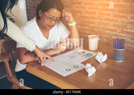 Épuisé Business Woman ayant une situation de stress. Se plaindre par Boss. Ainsi le stress et avoir un mal de tête. Banque D'Images