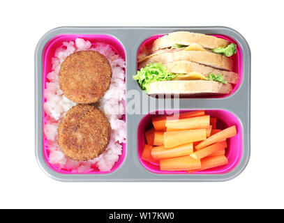 Boîte à lunch avec des aliments savoureux sur fond blanc Banque D'Images