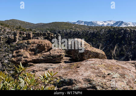 Pinnacles Rock se permettre grand vues des pics couverts de neige et la vallée de Monument National Chiricahua dans le sud-est de l'Arizona. Banque D'Images