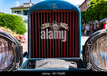 Bad Ragaz, SG / Suisse - 23 juin 2019 : la calandre et le logo d'un modèle Cadillac 1925 bleu 314 Voiture de sport de course à l'Heidil Banque D'Images