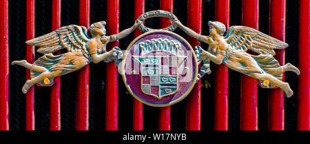 Bad Ragaz, SG / Suisse - 23 juin 2019 : le logo d'un modèle Cadillac 1925 bleu 314 Voiture de sport de course à la voiture classique Heidiland Mee Banque D'Images