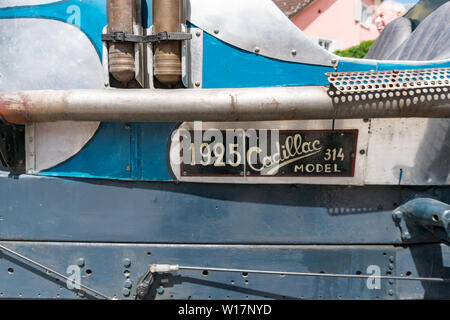 Bad Ragaz, SG / Suisse - 23 juin 2019 : le logo d'un modèle Cadillac 1925 bleu 314 Voiture de sport de course à la voiture classique Heidiland Mee Banque D'Images