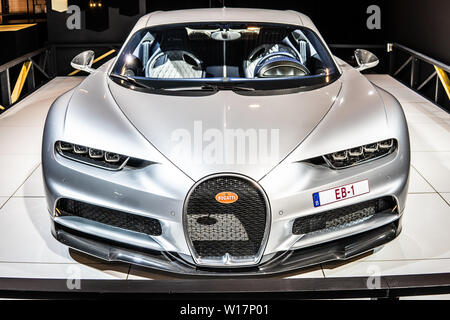 Bruxelles, Belgique, Jan 2019 : argent métallique Bugatti Chiron à Bruxelles Salon de l'automobile, voitures de rêve, site d'exposition Bugatti Banque D'Images