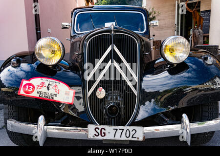 Bad Ragaz, SG / Suisse - 23 juin 2019 : raidiator et les phares d'un classique français noir Citroen voiture de sport à l'Heidi Classic Car Rencontrez Banque D'Images