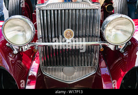 Bad Ragaz, SG / Suisse - 23 juin 2019 : radiatori et les phares d'un rouge bourgogne classique Packard voiture de sport à l'Heidi Classic Car Rencontrez Banque D'Images