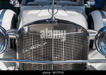 Bad Ragaz, SG / Suisse - 23 juin 2019 : radiotor et les phares d'un blanc classique Excalibur voiture sport décapotable à l'Heidi Classic Car Banque D'Images