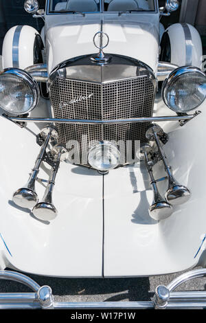 Bad Ragaz, SG / Suisse - 23 juin 2019 : radiotor et les phares d'un blanc classique Excalibur voiture sport décapotable à l'Heidi Classic Car Banque D'Images