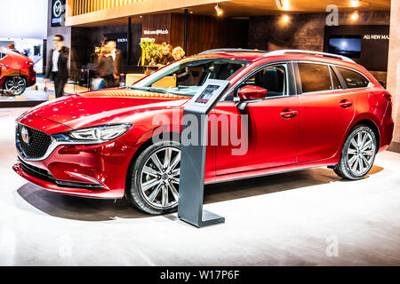 Bruxelles, Belgique, Jan 2019 Mazda 6 station wagon rouge, de l'Automobile de Bruxelles, 3e gen, GL, lifting, voiture de taille moyenne au Japon par Mazda Banque D'Images