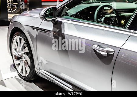 Bruxelles, Belgique, Jan 2019 VW Volkswagen Arteon à Bruxelles Salon de l'automobile, porte quatre fastback produite par le constructeur automobile allemand Volkswagen Group Banque D'Images