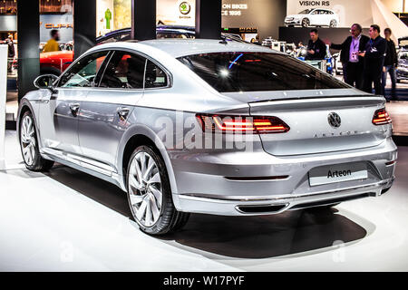 Bruxelles, Belgique, Jan 2019 VW Volkswagen Arteon à Bruxelles Salon de l'automobile, porte quatre fastback produite par le constructeur automobile allemand Volkswagen Group Banque D'Images