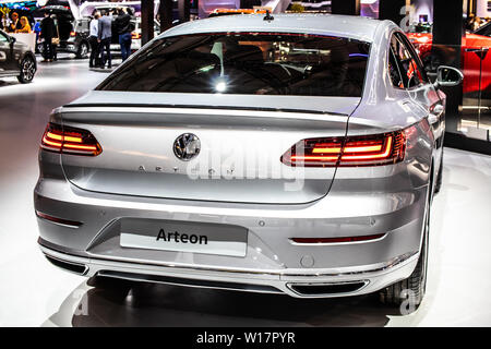 Bruxelles, Belgique, Jan 2019 VW Volkswagen Arteon à Bruxelles Salon de l'automobile, porte quatre fastback produite par le constructeur automobile allemand Volkswagen Group Banque D'Images