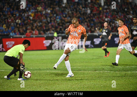 Johor Bahru, Malaisie. 30 Juin, 2019. Rivaldo Vitor Ferreira (C) de JDT Reste du Monde tire la balle pendant le match de charité amical All-Stars JDT JDT JDT et ATM entre le reste du monde à Johor Bahru, Malaisie, le 30 juin 2019. Credit : Chong Chung Voon/Xinhua/Alamy Live News Banque D'Images