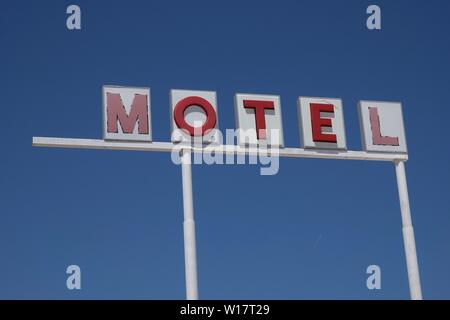 Un vintage motel sign against a blue sky. Banque D'Images