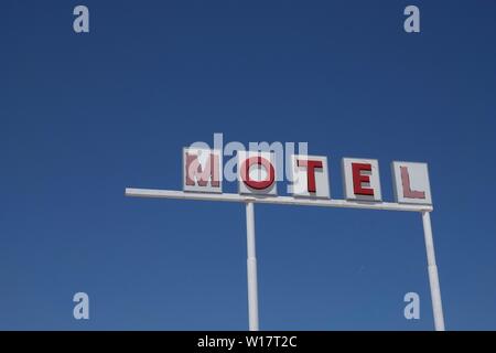 Un vintage motel sign against a blue sky. Banque D'Images