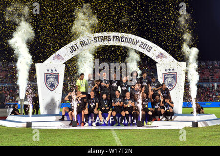 Johor Bahru, Malaisie. 30 Juin, 2019. Les joueurs de l'ATM JDT célébrer après le match de charité amical All-Stars JDT JDT JDT et ATM entre le reste du monde à Johor Bahru, Malaisie, le 30 juin 2019. Credit : Chong Chung Voon/Xinhua/Alamy Live News Banque D'Images