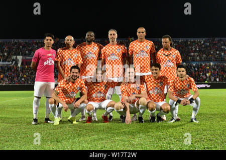 Johor Bahru, Malaisie. 30 Juin, 2019. Les joueurs de JDT Reste du monde posent pour des photos avant le match de charité amical All-Stars JDT JDT JDT et ATM entre le reste du monde à Johor Bahru, Malaisie, le 30 juin 2019. Credit : Chong Chung Voon/Xinhua/Alamy Live News Banque D'Images