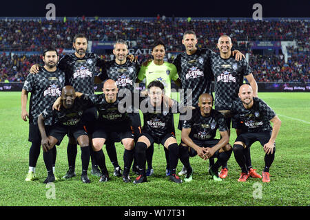 Johor Bahru, Malaisie. 30 Juin, 2019. Les joueurs de l'ATM JDT poser pour photos avant le match de charité amical All-Stars JDT JDT JDT et ATM entre le reste du monde à Johor Bahru, Malaisie, le 30 juin 2019. Credit : Chong Chung Voon/Xinhua/Alamy Live News Banque D'Images