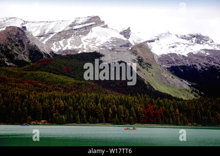 Canoë sur le lac Maligne au Canada Banque D'Images