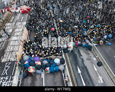 (NOTE DU RÉDACTEUR : Image a été créé à l'aide d'un drone.)Vue aérienne du gouvernement lutte contre le protestataire front line vu au cours de la crise entre la police et les manifestants. Des milliers de manifestants anti-gouvernement s'affrontent avec la police anti-émeute et occuper les routes principales autour de la complexe du gouvernement de Hong Kong pendant le 22e anniversaire du retour de Hong Kong à la Chine. Banque D'Images