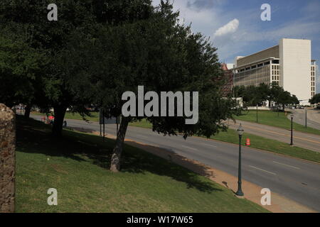 Dealey Plaza, Dallas, site de l'assassinat de Kennedy. Vue de derrière la colline sur viaduc ferroviaire. Banque D'Images