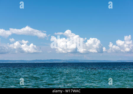 Beau paysage de mer avec ciel bleu et nuages sur sunny day Banque D'Images