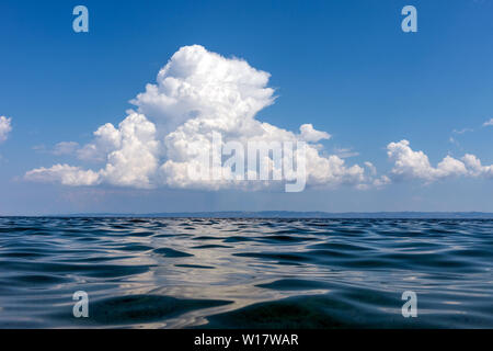 Beau paysage de mer avec ciel bleu et nuages sur sunny day Banque D'Images