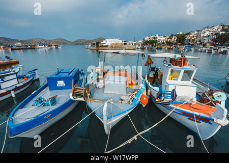 Crète, Elounda, Juin 07, 2017 : les navires et bateaux de pêche dans le port d'Elounda, Crète, Grèce Banque D'Images