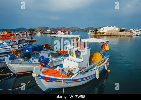 Crète, Elounda, Juin 07, 2017 : les navires et bateaux de pêche dans le port d'Elounda, Crète, Grèce Banque D'Images