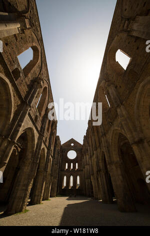 La nef centrale de l'abbaye sans toit de San Galgano, situé dans la campagne toscane, sur une journée ensoleillée. Chiusdino, Italie. Prise de vue au grand angle vertical. Banque D'Images