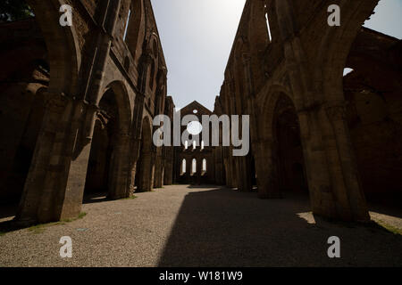 La nef centrale de l'abbaye gothique sans toit de San Galgano, situé dans la campagne toscane, sur une journée ensoleillée. Chiusdino, Italie. Banque D'Images