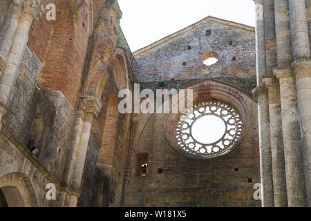 Détail d'une rosace dans les personnes sans-abri, abbaye de style gothique de San Galgano. Chiusdino, Toscane, Italie. Banque D'Images