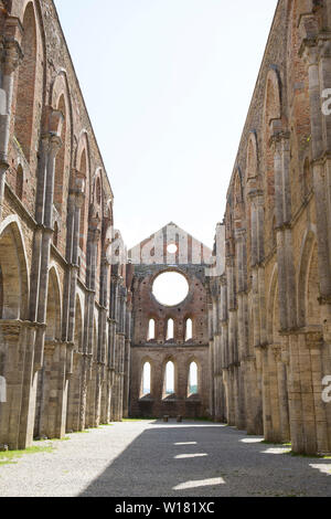 La nef centrale du sans-abrisme abbaye médiévale de San Galgano, situé dans la campagne toscane, sur une journée ensoleillée. Chiusdino, Italie. Banque D'Images