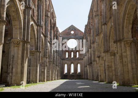 La nef centrale du sans-abrisme abbaye médiévale de San Galgano, situé dans la campagne toscane, sur une journée ensoleillée. Chiusdino, Italie. Banque D'Images