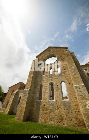 La façade de San Galgano abbey de l'extérieur par une journée ensoleillée. Chiusdino, Toscane, Italie. Tir vertical. Banque D'Images