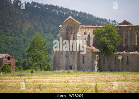 Vue sur le côté face de l'abbaye de San Galgano dans une journée d'été. Chiusdino, Toscane, Italie. Banque D'Images