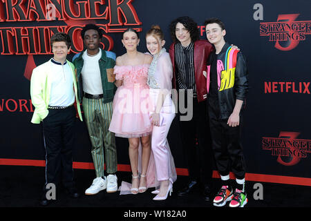Gedichten Matarazzo, Caleb McLaughlin, Millie Bobby Brown, Sadie, évier, Finn et Noah Wolfhard Schnapp, lors de la première mondiale de la saison 3 de la série TV Netflix 'Stranger Things' à Barnum Hall. Santa Monica, l'utilisation dans le monde entier 28.06.2019 | Banque D'Images