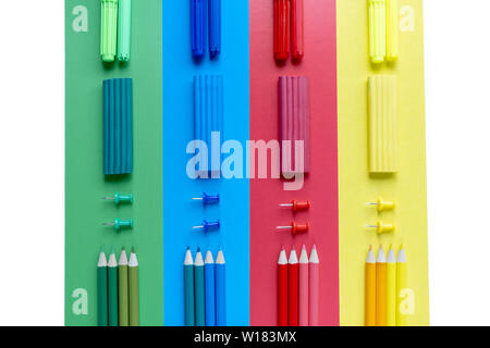 Concept de l'école avec des crayons, de la pâte à modeler et de fournitures de bureau sur bleu, vert, rouge et jaune. Mise à plat, vue du dessus, copiez l'espace. Banque D'Images