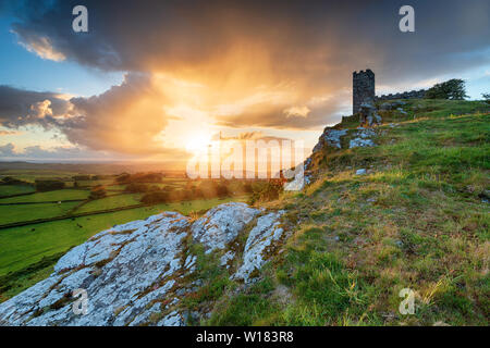 Plus de coucher de soleil spectaculaire sur la chapelle sur Darmoot Brentor Parc National dans le Devon Banque D'Images