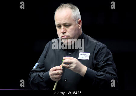 John Higgins, de l'Ecosse Les craies son cue qu'il estime une tourné au Pays de Galles dans le match quart de finale lors de la Coupe du monde de snooker 2019 Beverly à Wuxi city, Jiangsu province de Chine orientale, le 29 juin 2019. L'Écosse bat le Pays de Galles 4-3. Banque D'Images