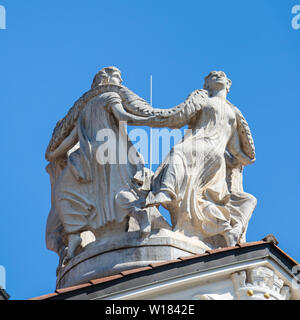 Détails du Monument sur le dessus du célèbre bâtiment historique Kurhaus à Meran. Province du Tyrol du Sud, Bolzano, Italie. L'Europe. Banque D'Images