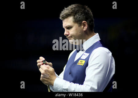 Ryan Jour de galles les craies son cue qu'il estime un tir à l'Ecosse en match quart de la lors de la Coupe du monde de snooker 2019 Beverly à Wuxi city, Jiangsu province de Chine orientale, le 29 juin 2019. L'Écosse bat le Pays de Galles 4-3. Banque D'Images