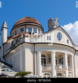 Vue sur façade du bâtiment historique célèbre Kurhaus à Meran. Province du Tyrol du Sud, Bolzano, Italie. L'Europe. Banque D'Images