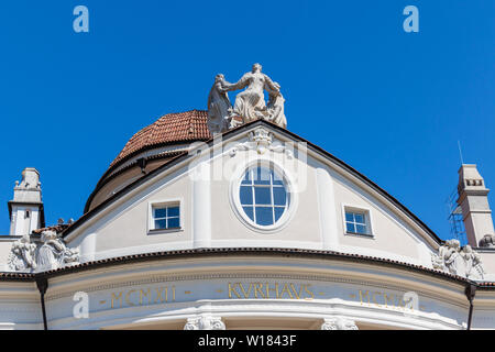 Détails du haut de la toiture en monument du célèbre bâtiment historique Kurhaus à Meran. Province du Tyrol du Sud, Bolzano, Italie. L'Europe. Banque D'Images