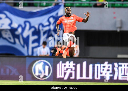 Joueur de football sénégalais Makhete Diop de Pékin Renhe célèbre après avoir marqué contre Dalian Yifang dans leur 15e match au cours de l'Association de football chinoise 2019 Super League (CSL), à Beijing, Chine, 29 juin 2019. Dalian Renhe Beijing Yifang défait 3-1. Banque D'Images